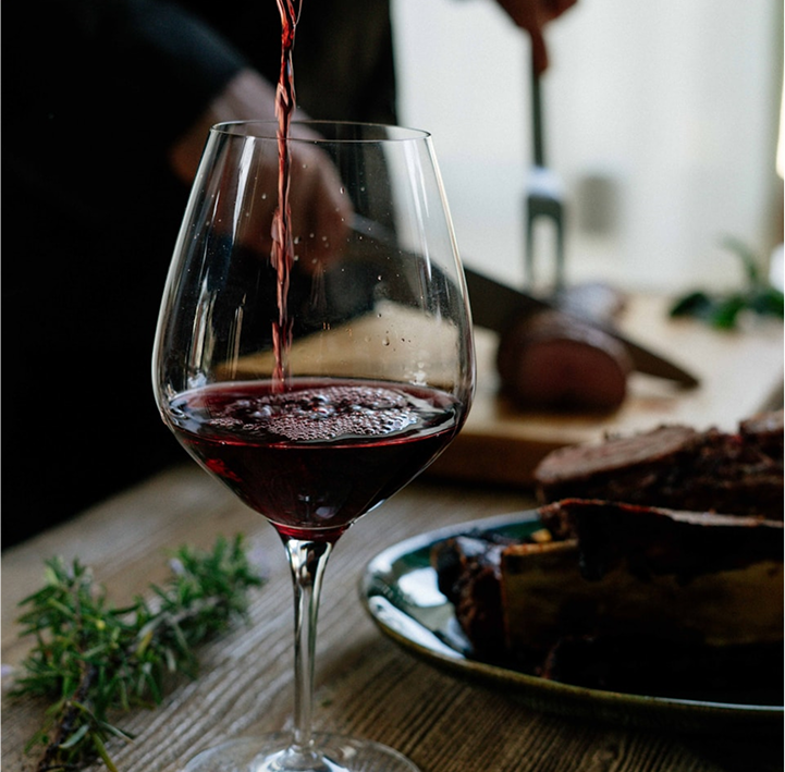Red wine pour